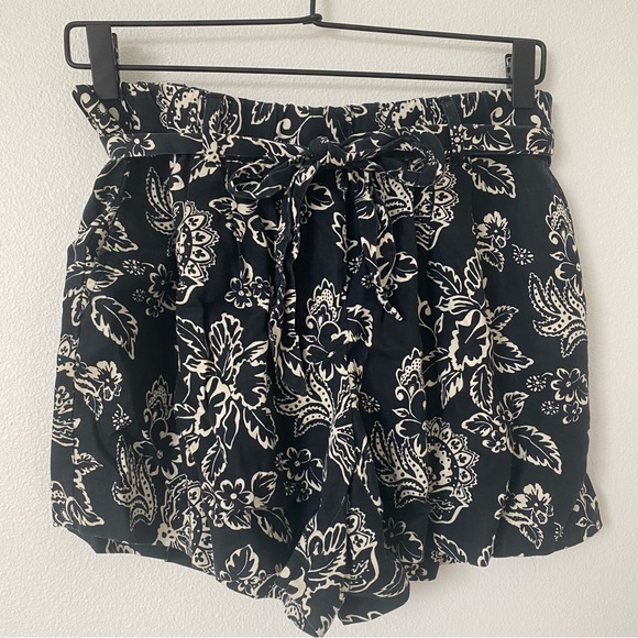 LOFT Pants - SOLD LOFT Black Floral Pleated Pull On Shorts